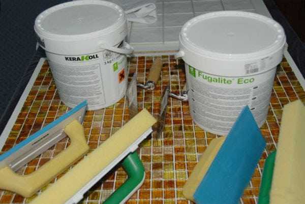 Verktøy og materialer for arbeid med epoxy fugemasse