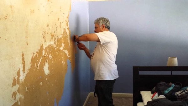 Пилинг боя трябва да се отстрани от стената.