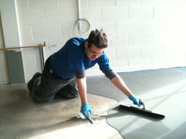 Předběžné plnění zajišťuje lepší rozložení nalité podlahy na povrch