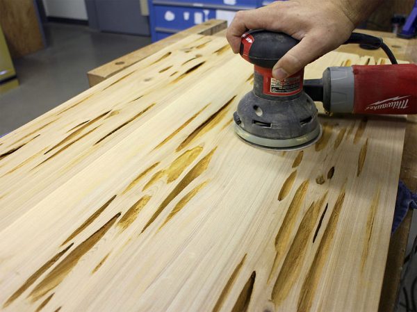 Ponceuse pour préparer une surface en bois à verser