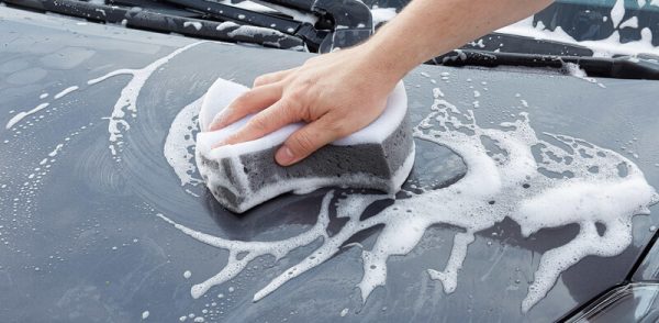 Do czyszczenia samochodu używaj specjalnych gąbek i szamponów