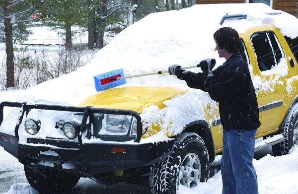 Uszkodzenie lakieru samochodowego podczas czyszczenia lodu i śniegu