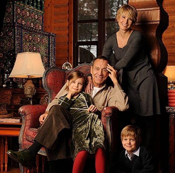 Андрей Кончаловски със съпругата и децата си в къщата