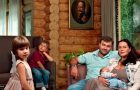 มิคาอิล Porechenkov กับครอบครัวของเขาในบ้านของเขา