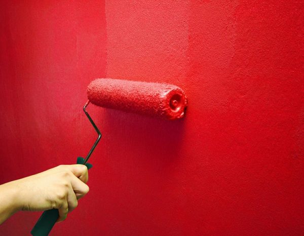 Proces malowania ścian aksamitną farbą