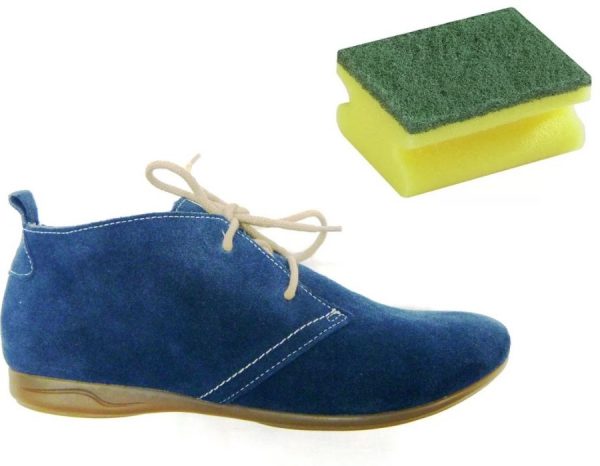 تنظيف الأحذية من جلد الغزال مع الإسفنج رغوة
